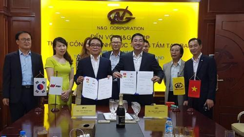 유문수 엠비아이 회장(왼쪽 세번째)이 응우엔후앙 N&G그룹 회장과 비코모터스 설립 계약을 체결하고 있다.