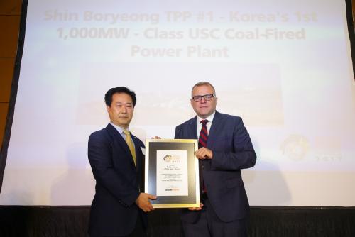 서수봉 한국중부발전 신보령건설본부장이 2017 Asian Power Awards에서 ‘Power Utility of the Year-Korea’을 수상한 뒤 기념사진을 촬영하고 있다.