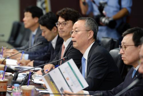백운규 산업통상자원부 장관이 10일 서울 무역보험공사에서 열린 원전수출전략협의회에 참석해 모두발언을 하고 있다.