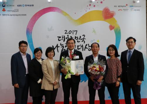 김학빈 분당발전본부장(왼쪽 네 번째)이 19일 KBS신관 공개홀에서 열린 ‘2017년 대한민국 나눔국민대상’ 시상식에서 보건복지부 장관상을 수상한 후 직원들과 기념사진을 찍고 있다. 

