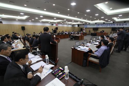 20일 대전 코레일 본사에서 열린 국토교통위원회 국정감사에서 의원들이 코레일에 질의를 하고 있다.