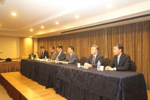 김학노 한국원자력학회 회장이 26일 경주 호텔현대에서 정부의 에너지전환 로드맵에 대해 성명서를 발표하고 있다.