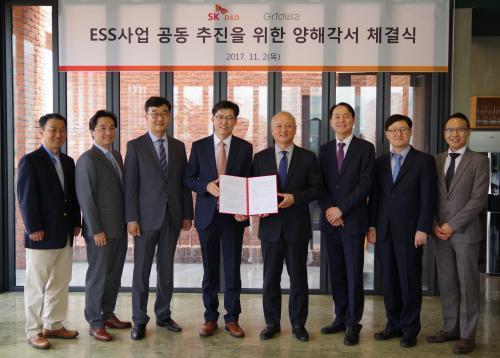 함윤성 SK 디앤디 대표(오른쪽 네 번째)와 김구환 그리드위즈 대표(왼쪽 네 번째)가 ESS사업 공동 추진을 위한 양해각서를 체결한 후 양사 관계자들과 기념사진을 찍고 있다.

