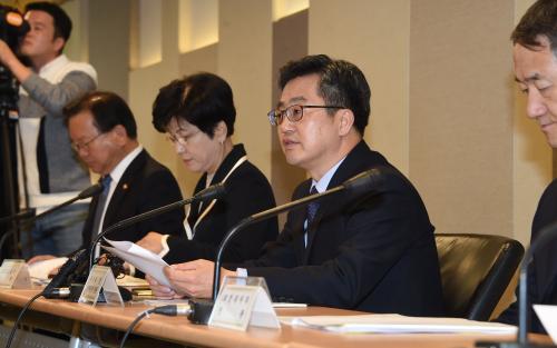 김동연 기재부 장관이 일자리 안정자금 시행계획 배경을 설명하고 있다. 