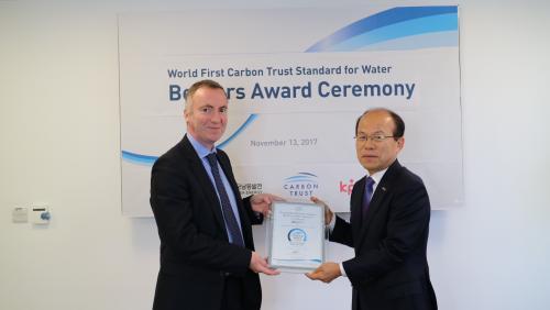 김학현 한국남동발전 기술본부장(오른쪽)이 마이클 리어 카본트러스트사 최고운영책임자로부터 글로벌 탄소경영 인증분야 ‘Bearers Awards’를 수여받고 있다. 

