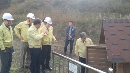 김용환 원자력안전위원회 위원장이 17일 경주 방폐장에 설치된 부지단층 감시시스템 현장을 확인하고 있다.