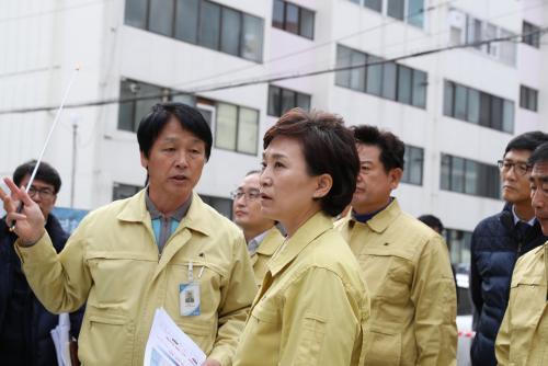 17일 지진 피해를 겪은 포항시 일대를 방문한 김현미 국토부 장관이 현장을 둘러보고 있다.