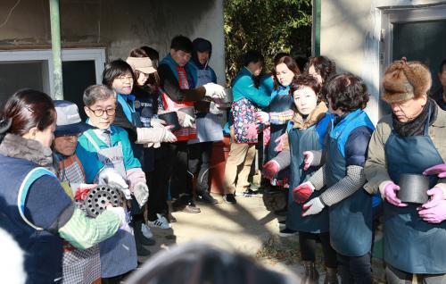 한국원자력환경공단이 23일 천년미래포럼과 함께 경주지역 소외계층에 '사랑의 연탄' 자원봉사를 실시했다.