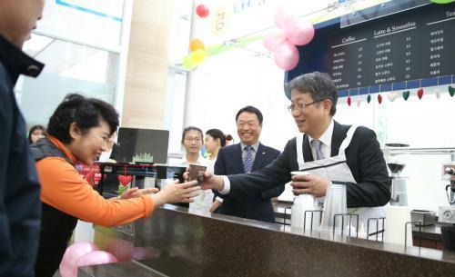 LH의 창업지원 사업을 통해 개소한 창업카페 체험공간 내나눔(+) 1호의 오픈행사에서 박상우 사장이 직접 커피를 나눠주고 있다.