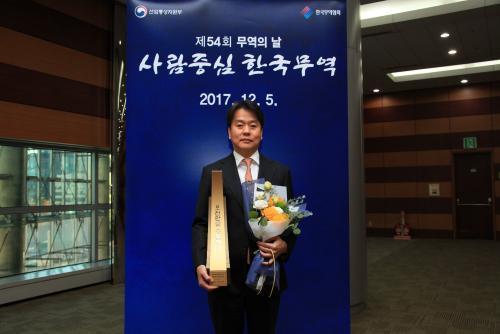 제일전기공업 강동욱 사장이 '5천만불 수출탑' 수상 이후 기념 촬영을 하고 있다.