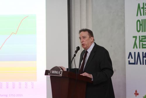 존 번 델라웨어대학교 교수가 ‘제4회 서울시 에너지자립마을 신사업 포럼’에서 발표하고 있다.