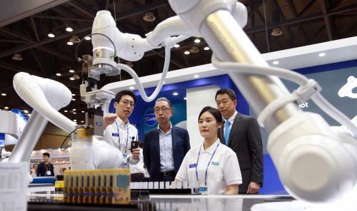 박지원 두산 그룹부회장(왼쪽 두 번째)이 지난해 9월 열린 ‘2017 로보월드 전시회’에서 두산로보틱스 협동로봇 시연을 지켜보고 있다. 
