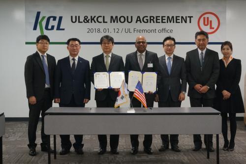 김경식 KCL 원장(왼쪽 3번째)과 사지브 제수다스 UL 사장(4번째)이 13일(토) 미국 프리몬트 UL 사무소에서 업무협약을 체결했다.

 