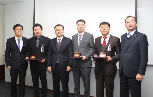 LS전선 명노현 대표(왼쪽 세번째)와 수상기업 대표들이 기념 촬영을 하고 있다.