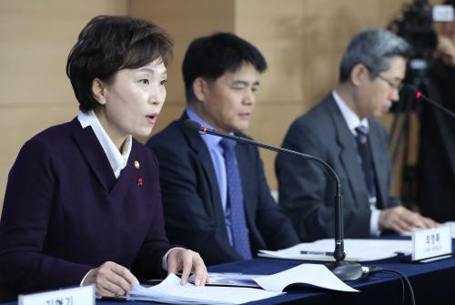 김현미 국토교통부 장관(왼쪽)이 지난해 12월 13일 서울 종로구 정부서울청사에서 임대주택 등록 활성화 방안을 브리핑하고 있다.