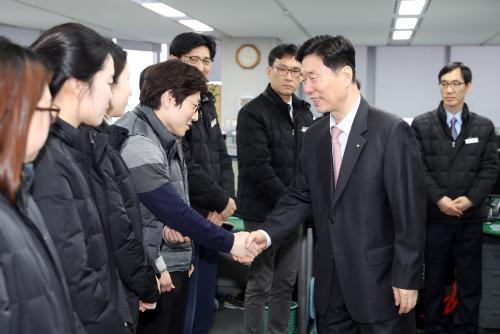 14일 취임한 김상균 한국철도시설공단 이사장이 본사 사무실을 돌며 직원들과 인사를 하고 있다.