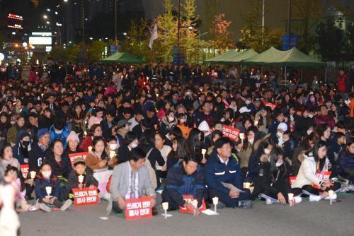 2017년 10월 31일 나주 빛가람혁신도시 주민 1000여명이 나주 빛가람동 사학연금 앞 광장에서 지역난방공사의 SRF열병합발전소 가동에 반대하는 촛불집회를 열고 있다.