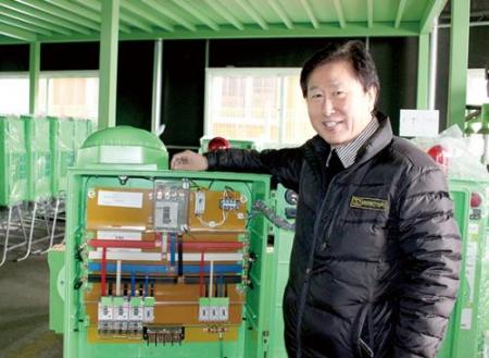 김만석 태건상사 대표가 자사가 개발한 ‘TGS 표준형 분전반’을 소개하고 있다. 