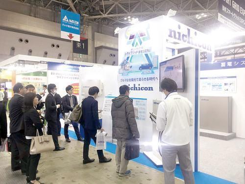 일본 최대의 신재생에너지 전시회인 ‘스마트 에너지 위크(Smart Energy-Week)’가 2월 28일 개막했다. 전시장을 찾은 관람객들이 한 축전시스템 업체의 부스를 살펴보고 있다.