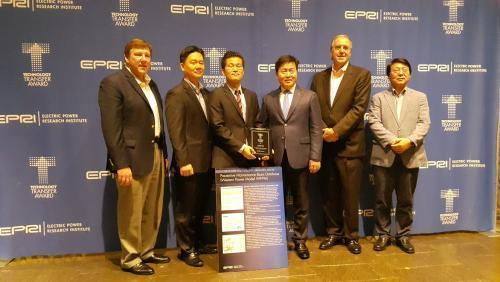 엄경일 서부발전 엔지니어링처장(왼쪽 네 번째)이 아시아 최초로 발전분야 EPRI Technology Transfer Award를 수상한 후 마이크 호워드 EPRI CEO(왼쪽 첫 번째) 등과 기념사진을 찍고 있다. 
