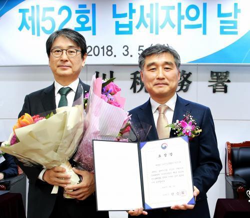 김경식 KCL 원장(사진 왼쪽)이 '제52회 납세자의 날' 행사에서 국세청장 표창을 수상한 후 기념촬영을 했다.