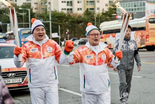 김학빈 분당발전본부장(왼쪽)이 지역주민 대표와 함께 평창 동계패럴림픽 성화봉송 행사에 참가하고 있다.

