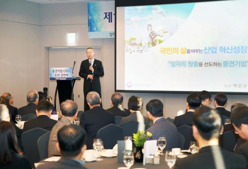 백운규 산업통상자원부 장관이 9일 오전 서울 삼성동 그랜드 인터콘호텔 로즈룸에서 열린 '제170회 중견기업 CEO 조찬 강연회'에 참석해 강연을 하고 있다. 