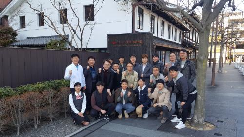 포스코에너지 QSS+ 개선리더들이 일본 교토의 장수기업인 시마즈제작소 창립기념자료관을 둘러본 후 파이팅을 외치고 있다.
