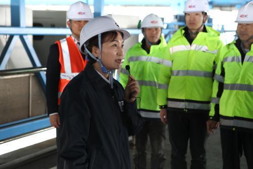 14일 서해안고속도로 서해대교를 방문한 김현미 국토교통부 장관이 현장 관계자들에게 발언하고 있다.