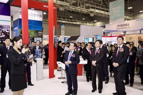한전KDN은 14~16일 광주 김대중컨벤션센터에서 열린 ‘SWEET 2018’에 참가, ‘지능형 배전계통 최신 솔루션’을 선보여 관람객들의 호평을 받았다.
