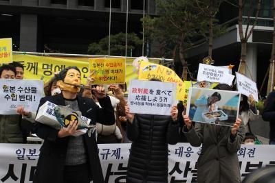 19일 서울 종로구 옛 일본대사관 앞에서 열린 ‘일본산 식품 수입규제, WTO 패소 대응 촉구 기자회견’에서 아베 신조 일본 총리의 후쿠시마 수산물 강요 퍼포먼스를 하고 있다. 