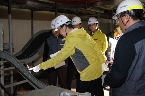 신정식 한국남부발전 사장이 19일 하동발전본부를 방문해 발전소 현장을 둘러보고 있다. 
