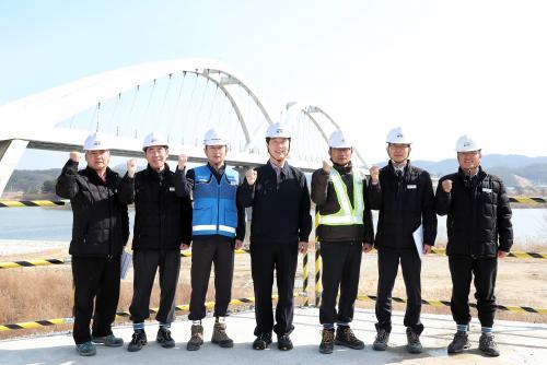 22일 한국철도시설공단 강원본부 건설현장을 방문한 김상균 공단 이사장(왼쪽에서 네 번째)과 관계자들이 기념촬영을 하고 있다.