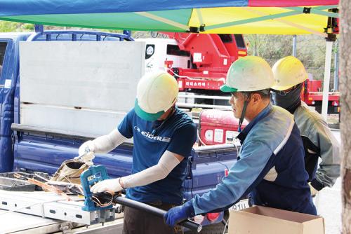 지난해 8월 경북 경산지식산업지구의 한 시공현장에서 진행된 PP지중배전케이블 설치 시연 장면.