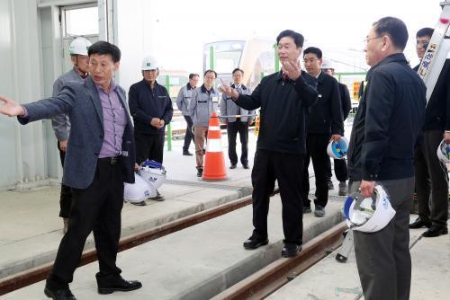 12일 김포도시철도건설 현장을 찾은 김상균 한국철도시설공단 이사장(가운데)이 현장 관계자들로부터 업무 현황을 보고 받고 있다.