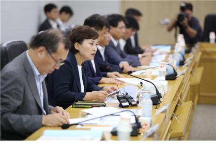 13일 서울 프레스센터에서 열린 인프라 공기업 간담회에서 김현미 국토교통부 장관이 발언을 하고 있다.