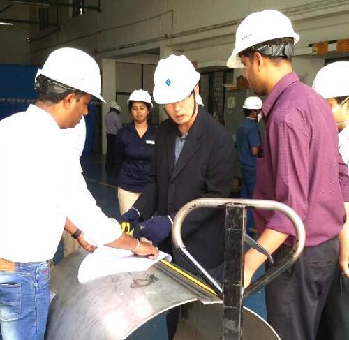 지난 4월 5일(목) 인도 압력용기 제조업체에서 한국에너지공단 관계자가 첫 열사용기자재 해외 제조검사를 수행하고 있다.