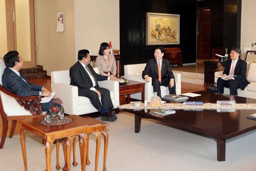 김상균 한국철도시설공단 이사장(오른쪽에서 두 번쨰)이 17일 주한 인니 대사관저에서 우마르 하디(H.E. Umar Hadi) 주한 인도네시아 대사(왼쪽에서 두 번째)를 예방해 협력 방안을 논의하고 있다.