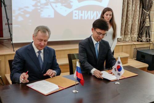 18일 러시아 모스크바에서 열린 철도 연구개발·기술협력 증진을 위한 MOU를 체결식에서 나희승 한국철도기술연구원 원장(오른쪽)과 러시아철도연구원(JSC VNIIZHT) 관계자가 협약서에 서명을 하고 있다.