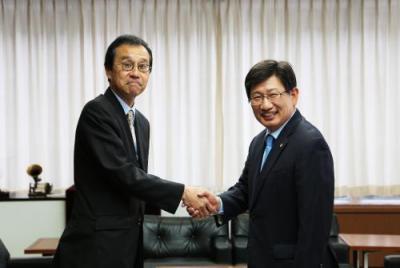 이홍우 본지 부사장(오른쪽)은 24일 일본전기신문 본사에서 닛타 쯔요시 신문부장과 상호 협력방안을 논의했다.