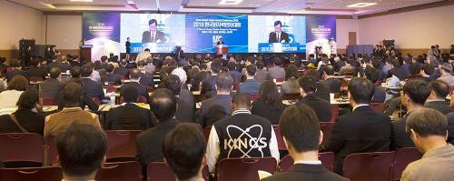 25일 부산 벡스코에서 열린 ‘2018 한국원자력연차대회’에서 국내외 전문가들이 모여 국내 원자력산업의 세계화에 대해 논의했다. 