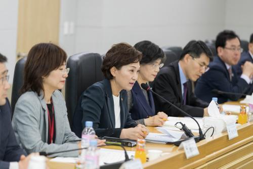 김현미 국토교통부 장관이 8일 열린 국가공간정보위원회 회의에서 발언을 하고 있다.