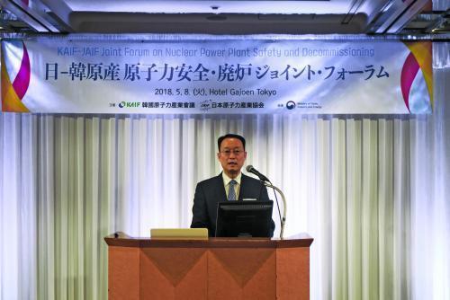 백운규 산업부 장관이 8일 일본 도쿄 가조엔 호텔에서 열린 ‘한-일 원전 안전 및 해체 포럼’에서 축사를 하고 있다.
