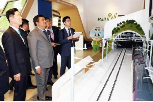 김상균 한국철도시설공단 이사장(왼쪽부터)과 우마르 하디 주한 인도네시아 대사가 8일 공단 본사 홍보관을 둘러보고 있다.