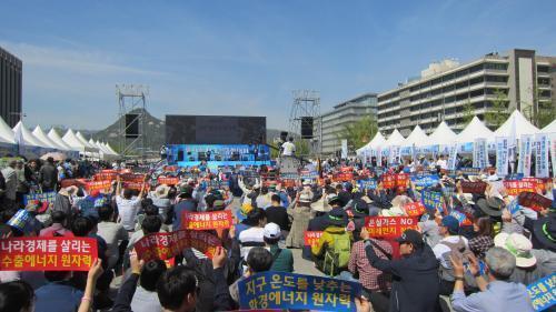원전수출 국민행동은 지난달 21일 서울 광화문 세종대왕 동상 앞에서 ‘원전수출 국민대회’를 개최했다.