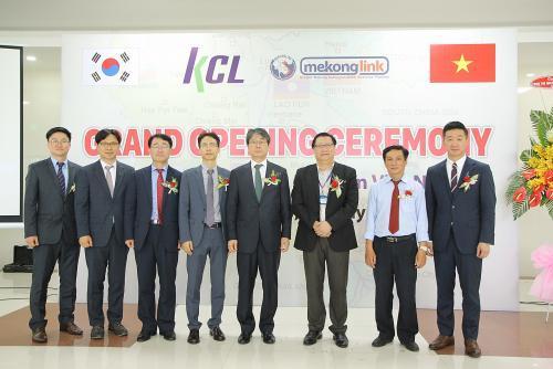 9일 베트남 호치민시 KCL 연락사무소에서 KCL 김경식 원장(사진 왼쪽 다섯번째)와 레호아이꾸옥 SHTP 원장(여섯번째), 쯔앙 탄손 QUATEST3 원장(일곱번째)가 개소식에 참석했다.