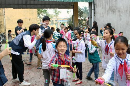 삼천리 직원들이 베트남의 한 학교에서 일일교사로 봉사활동을 펼치고 있다.
