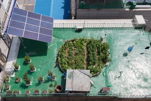 서울시 강북구에 설치된 태양광 패널. 서울시는 2012년부터 원전하나줄이기 사업을 실시하며 에너지 수요관리에 힘썼다. 태양광 보급 지원사업, 에너지 자립마을 결성, 에코마일리지 제도 등이 시행됐다.(사진_서울시 제공)