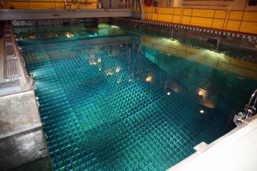 원자력 발전소 내 사용후핵연료 습식저장시설.