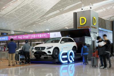 메르세데스-벤츠 코리아가 지난 1월 인천국제공항에서 국내 첫 EQ 브랜드 신차 PHEV SUV ‘더 뉴 GLC 350 e 4매틱’ 2대를 전시하고, 3층 출국장에 위치한 모든 디지털 스크린에서 광고 캠페인을 함께 선보였다. 사진=벤츠 제공